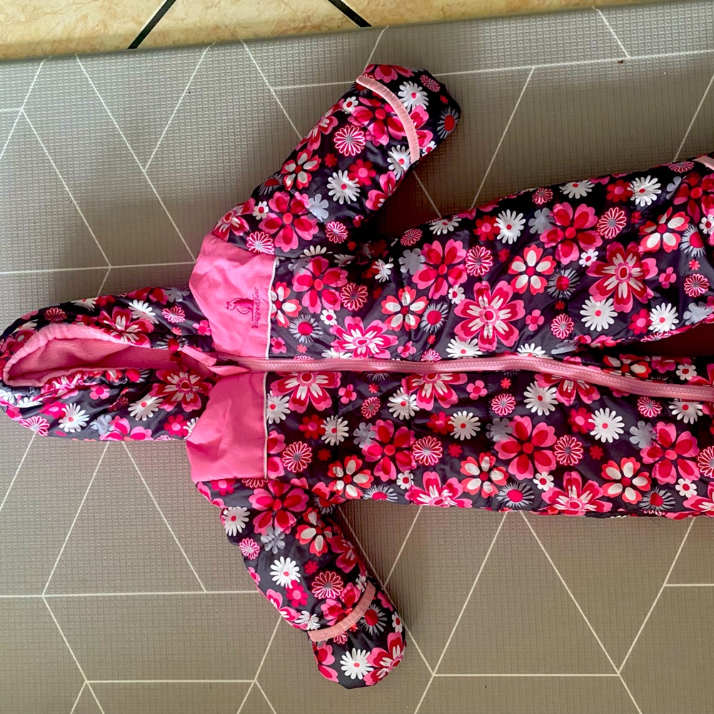 Baby snowsuits size 6-9 months!like new